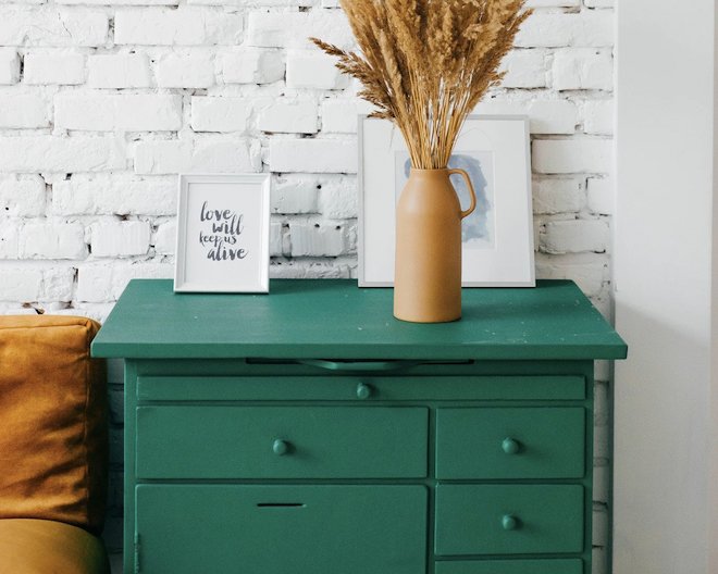 Chest of drawers.